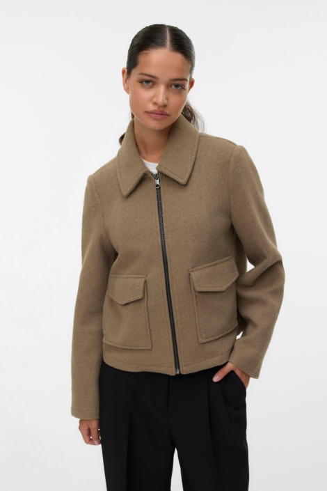 Vero Moda camel dames jas | Model vooraanzicht