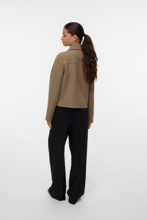 Vero Moda camel dames jas | Model achteraanzicht
