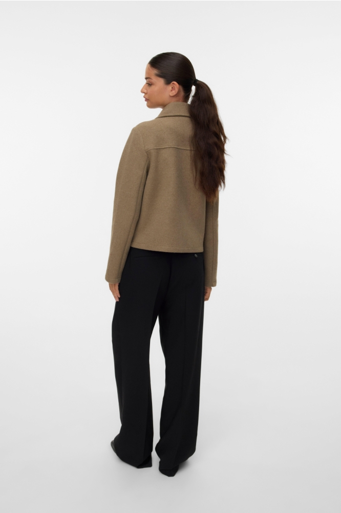 Vero Moda camel dames jas | Model achteraanzicht