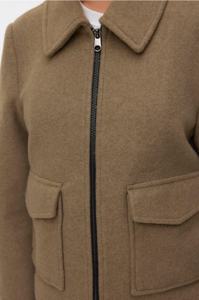 Vero Moda camel dames jas | Close up