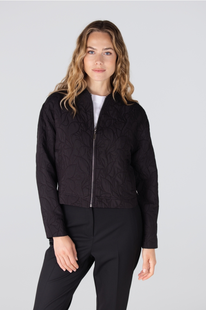 Juffrouw Jansen zwarte dames jas | Model vooraanzicht