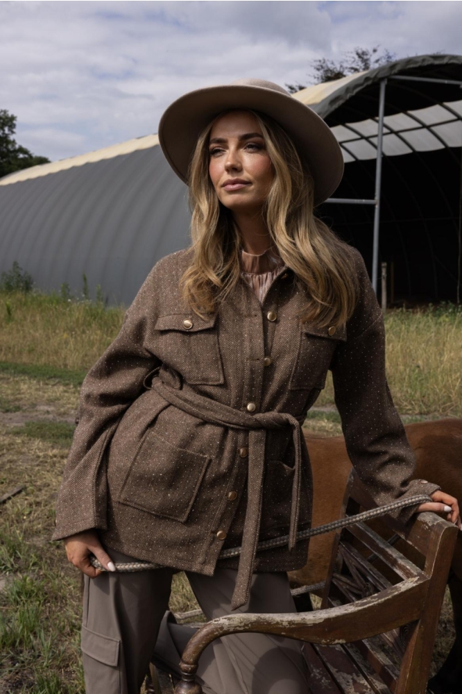 Kimara bruine dames jas | Model vooraanzicht