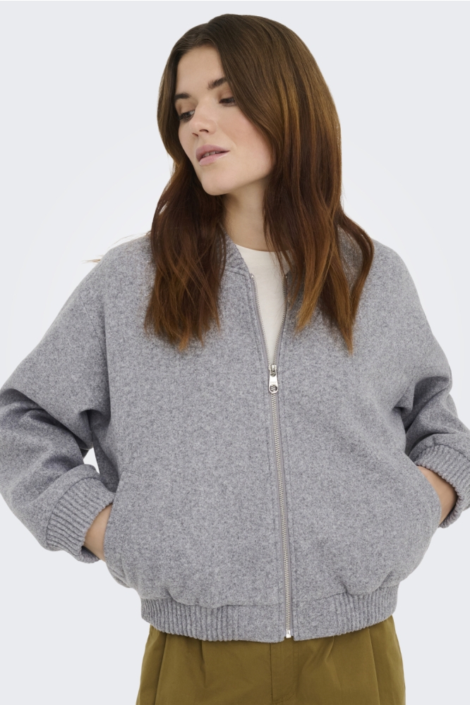 Only grijze dames vest | Model vooraanzicht