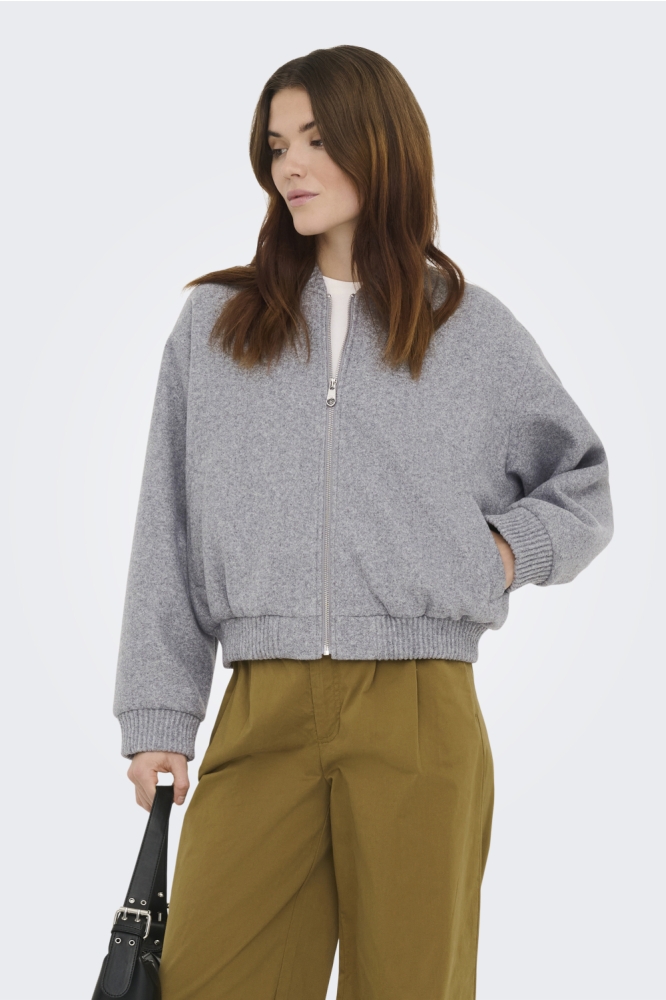 Only grijze dames vest | Model vooraanzicht