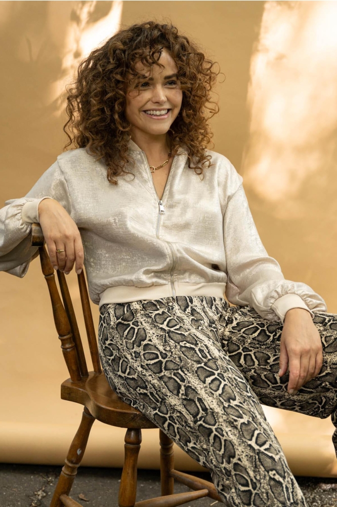 FOS Amsterdam beige dames vest | Sfeerbeeld, In situatie