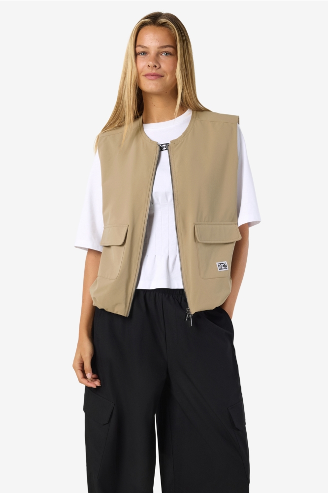 Noisy may camel dames gilet | Model vooraanzicht