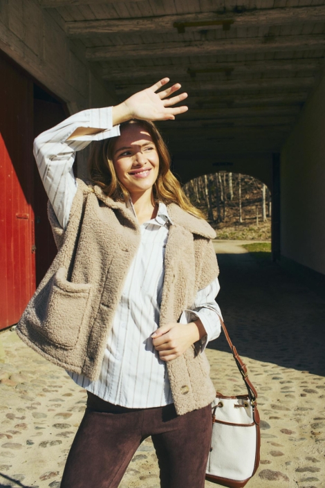 Freequent taupe dames gilet | Sfeerbeeld, In situatie