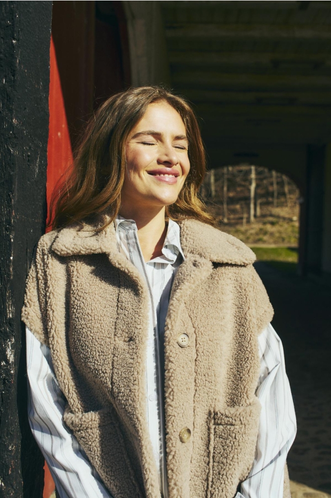 Freequent taupe dames gilet | Close up
