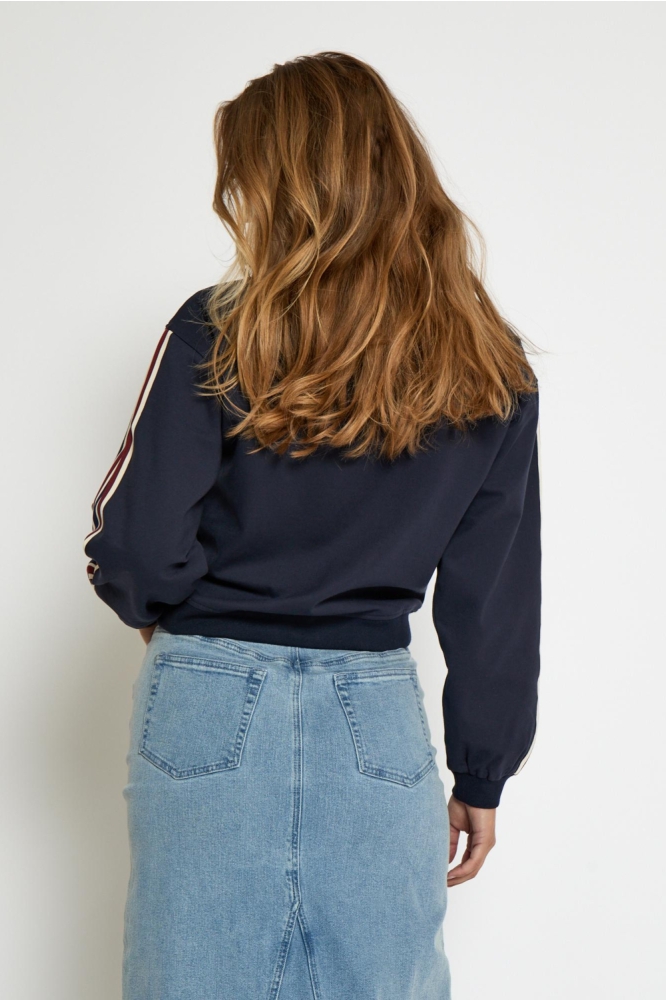 Minus blauwe dames jas | Model achteraanzicht