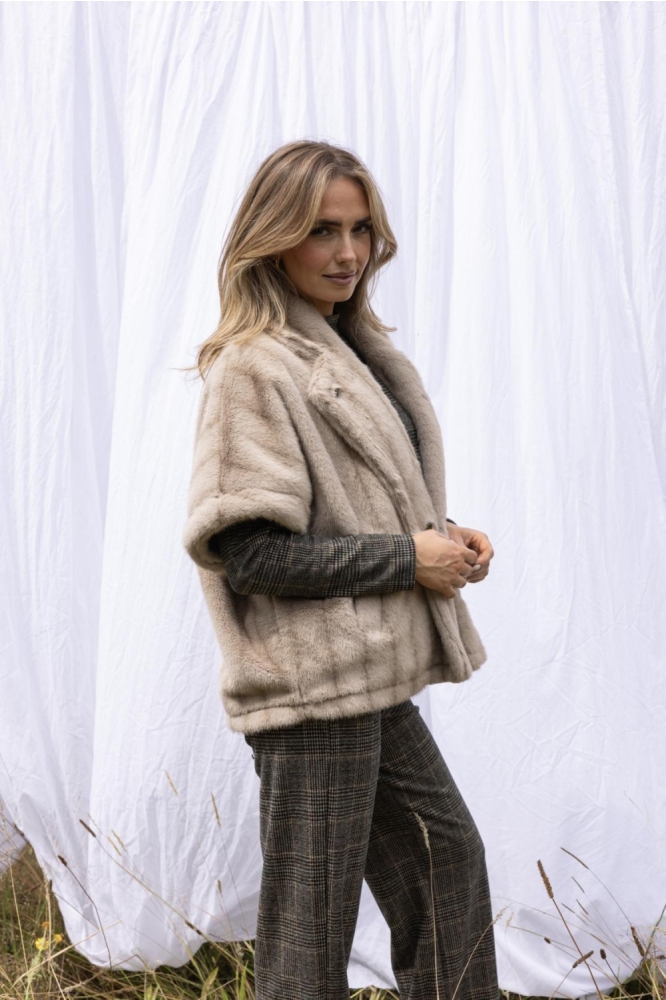 Kimara beige dames jas | Model zijaanzicht