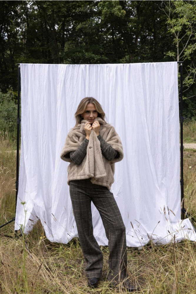 Kimara beige dames jas | Model vooraanzicht