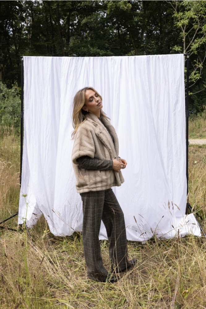 Kimara beige dames jas | Model zijaanzicht