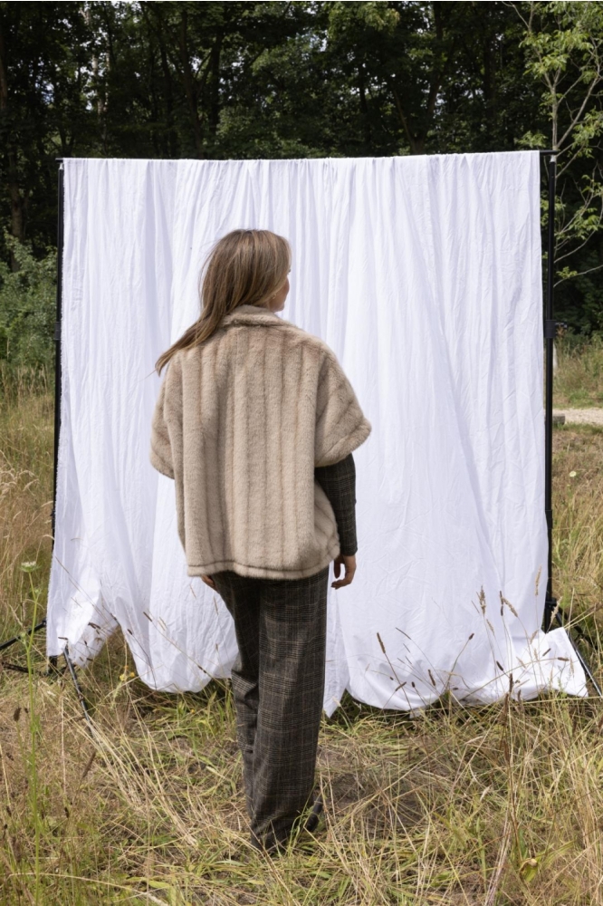 Kimara beige dames jas | Model achteraanzicht