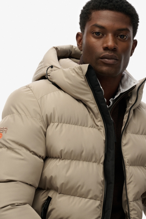 Superdry taupe heren jas | Model zijaanzicht