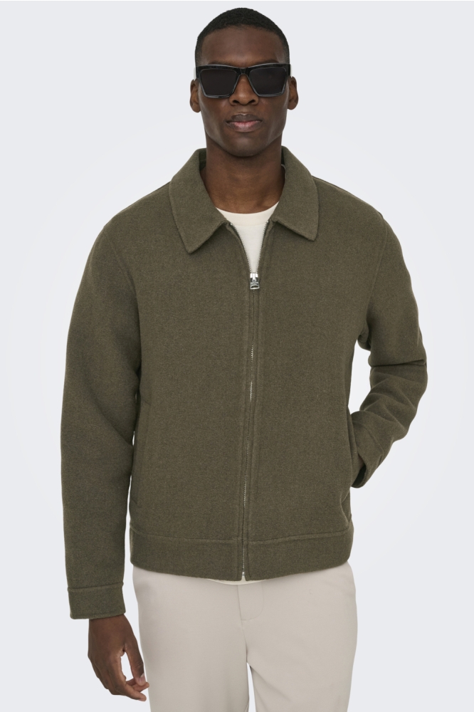 Only & Sons bruine heren jas | Model vooraanzicht