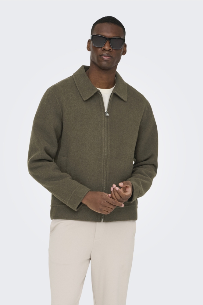 Only & Sons bruine heren jas | Model vooraanzicht