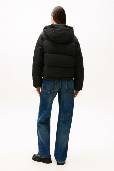 Tommy Jeans zwarte dames jas | Model achteraanzicht