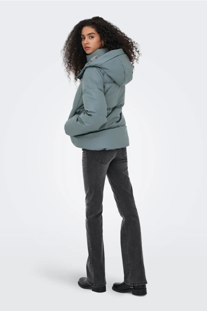 Only groene dames jas | Model achteraanzicht