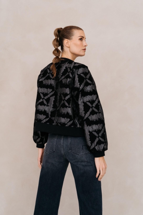 Maicazz zwarte dames jas | Model achteraanzicht