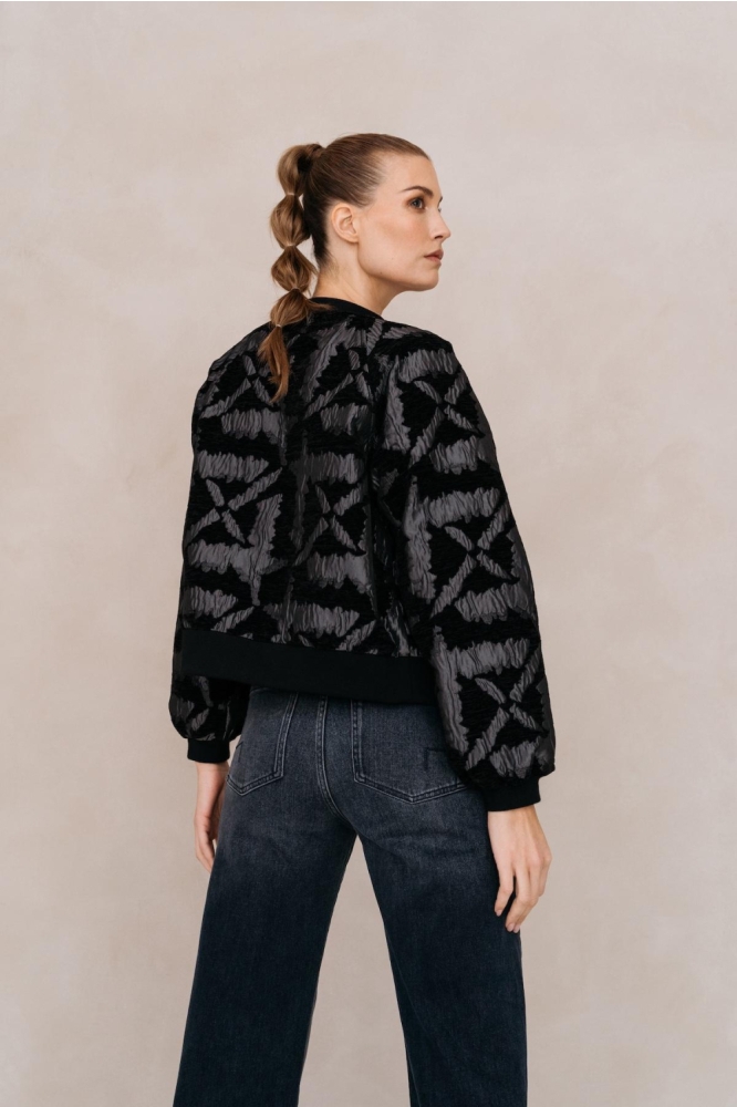 Maicazz zwarte dames jas | Model achteraanzicht