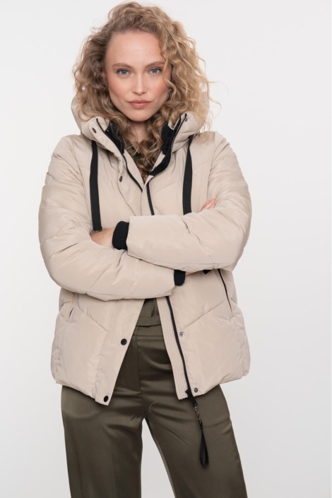 Geisha beige dames jas | Model vooraanzicht