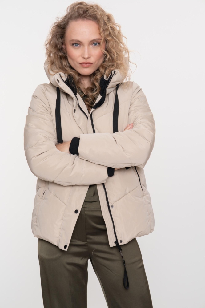 Geisha beige dames jas | Model vooraanzicht