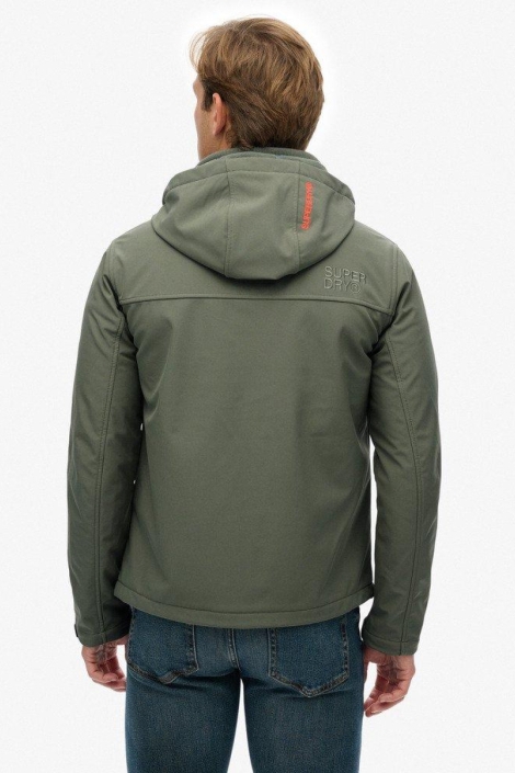 Superdry groene heren jas | Model achteraanzicht
