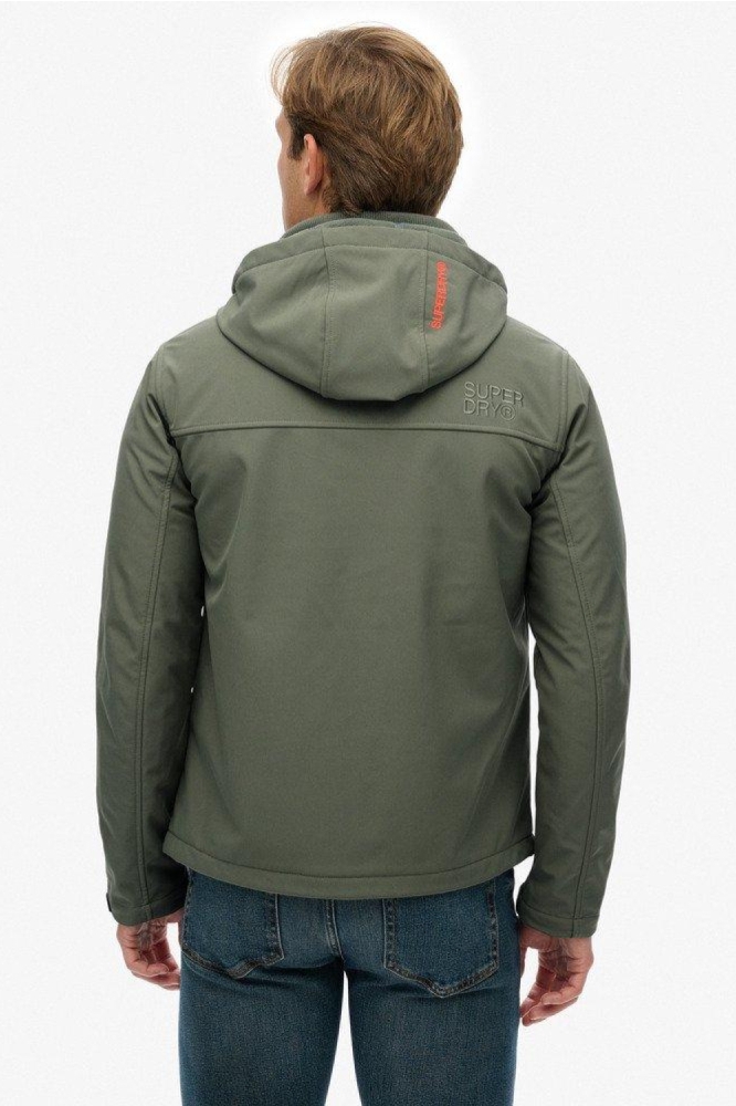 Superdry groene heren jas | Model achteraanzicht