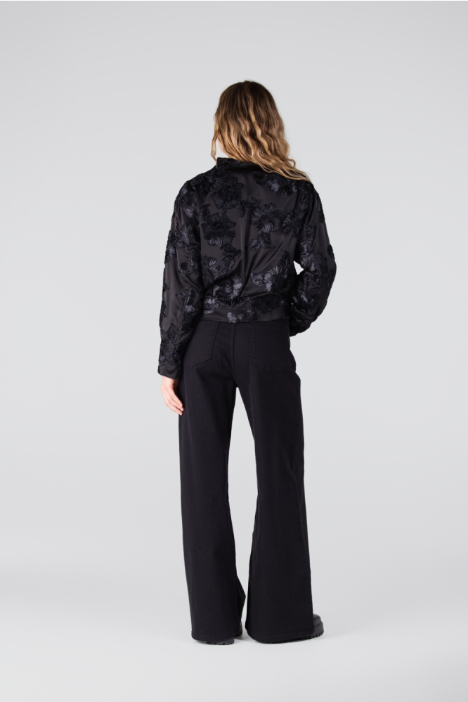 Juffrouw Jansen zwarte dames jas | Model achteraanzicht