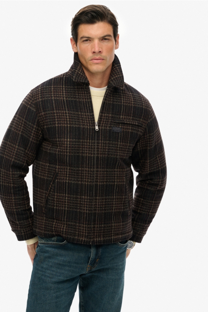 Superdry bruine heren jas | Model vooraanzicht