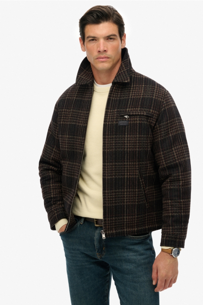 Superdry bruine heren jas | Model vooraanzicht