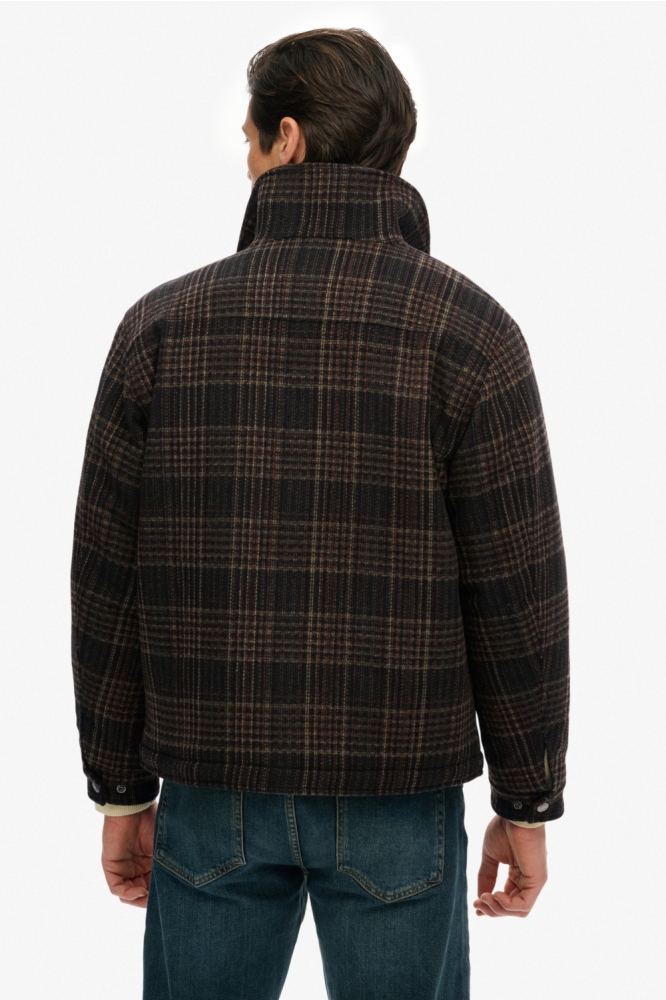 Superdry bruine heren jas | Model achteraanzicht