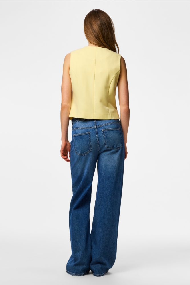 Pieces gele dames gilet | Model vooraanzicht