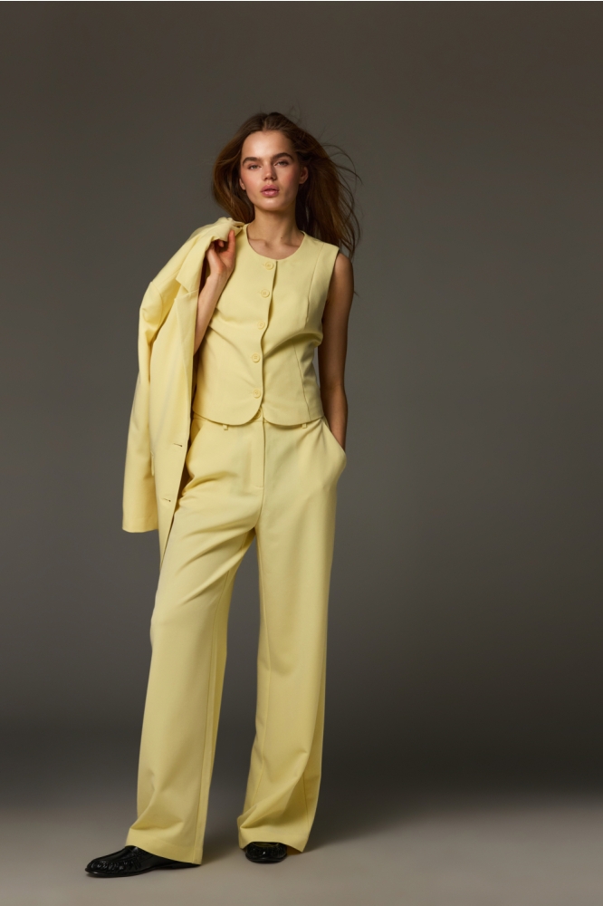 Pieces gele dames gilet | Sfeerbeeld, In situatie