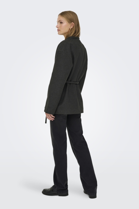 Only grijze dames jas | Model achteraanzicht