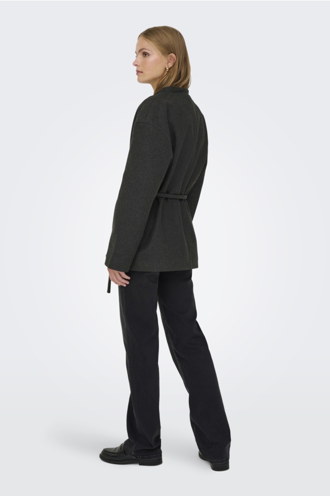 Only grijze dames jas | Model achteraanzicht