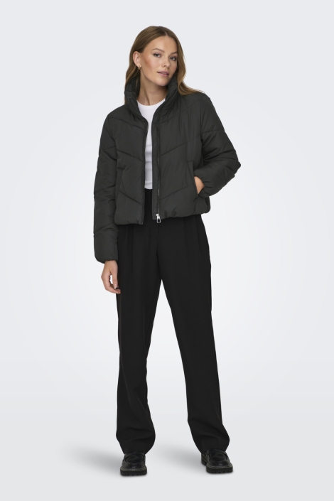 Only zwarte dames jas | Model vooraanzicht