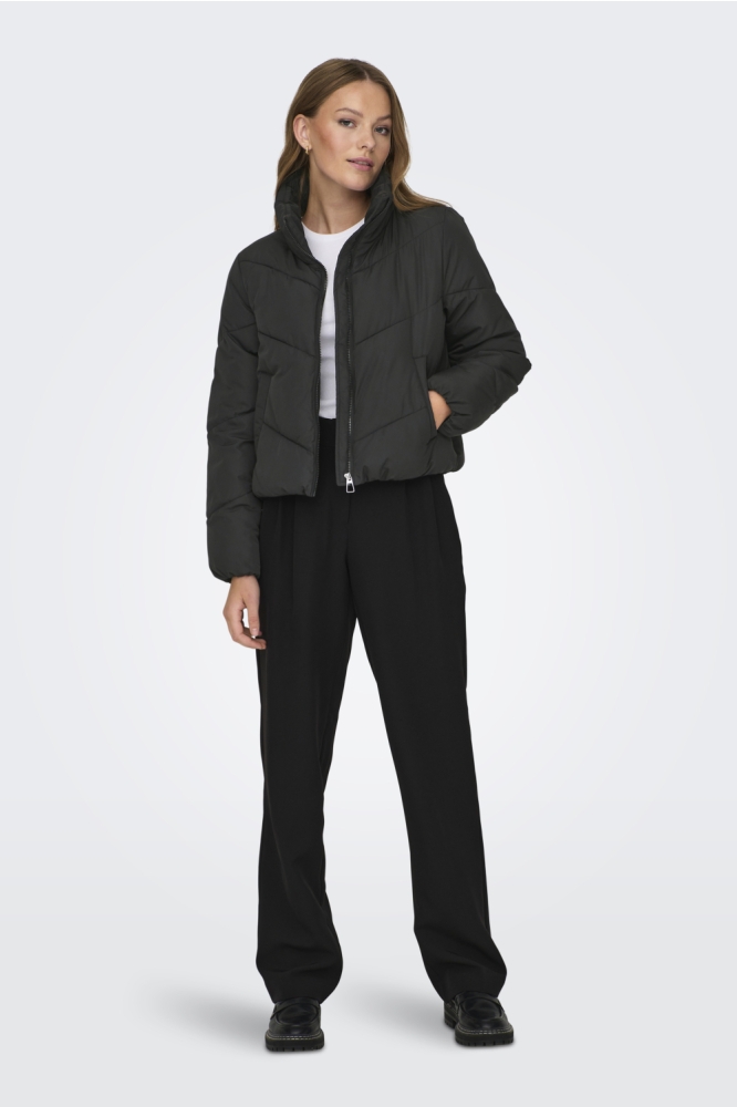 Only zwarte dames jas | Model vooraanzicht