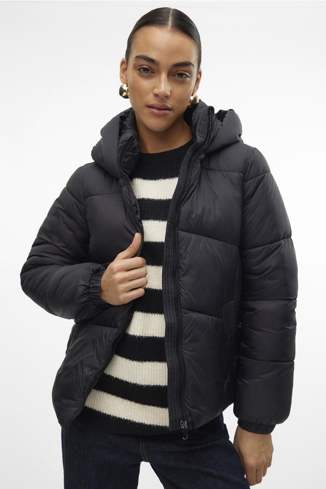 Vero Moda zwarte dames jas | Model vooraanzicht