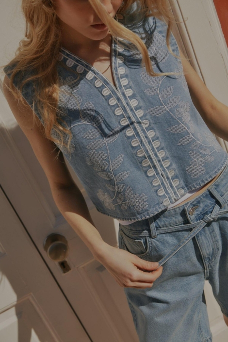Only blauwe dames gilet | Sfeerbeeld, In situatie