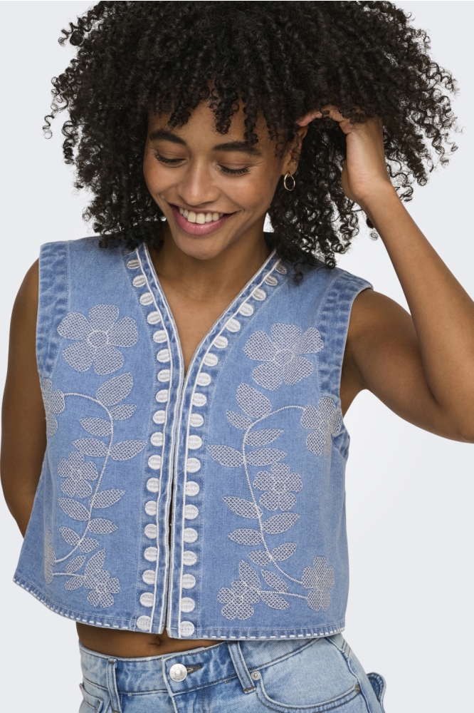 Only blauwe dames gilet | Model vooraanzicht