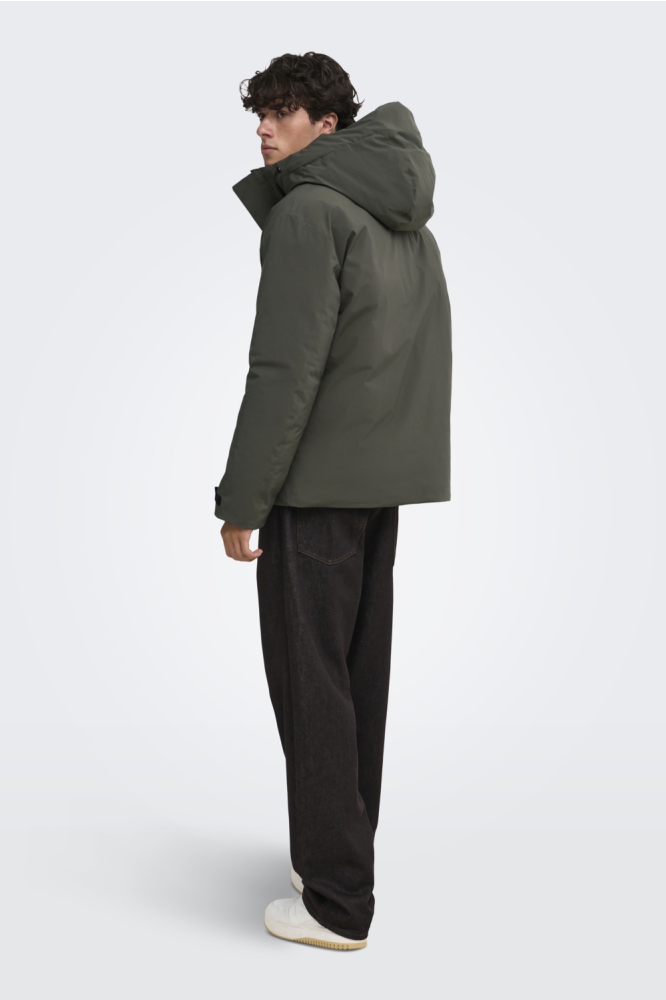 Only & Sons groene heren jas | Model achteraanzicht