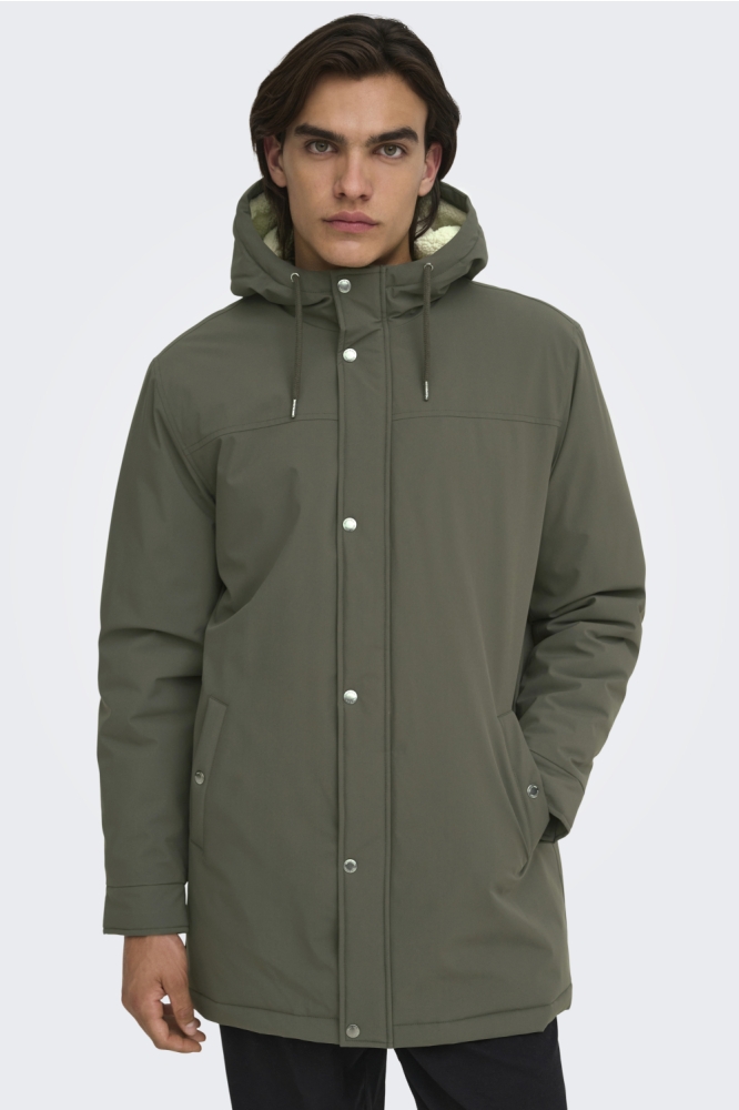 Only & Sons groene heren jas | Model vooraanzicht