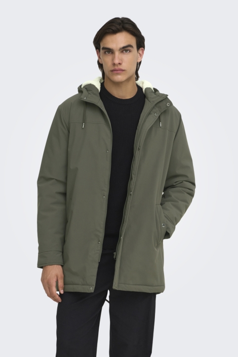 Only & Sons groene heren jas | Model vooraanzicht