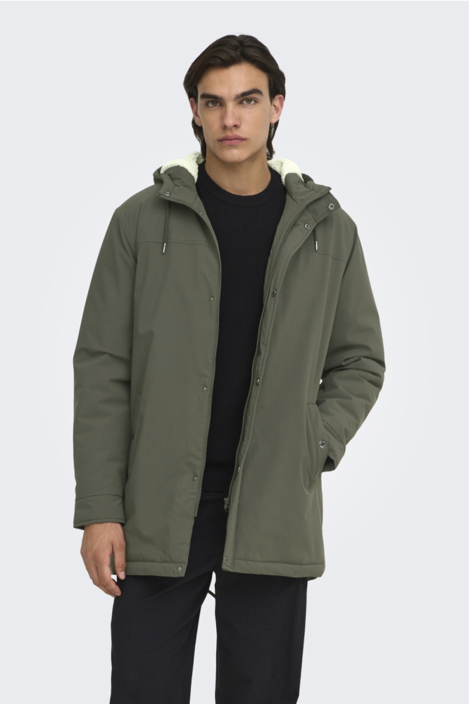 Only & Sons groene heren jas | Model vooraanzicht