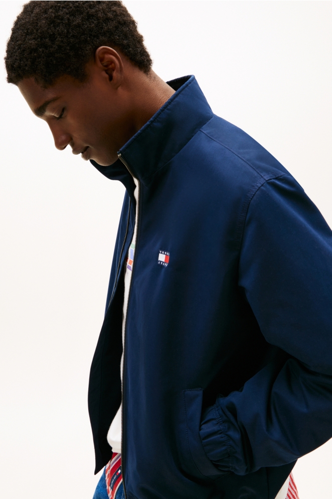 Tommy Jeans blauwe heren jas | Model zijaanzicht