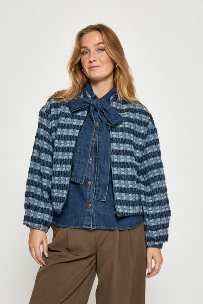 Peppercorn blauwe dames jas | Model vooraanzicht