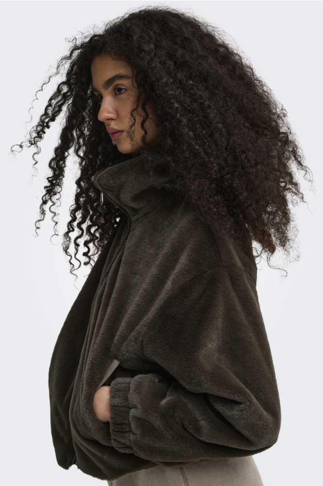Only bruine dames jas | Model zijaanzicht