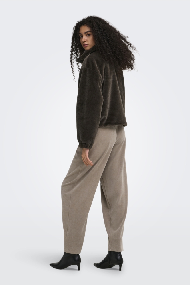 Only bruine dames jas | Model zijaanzicht