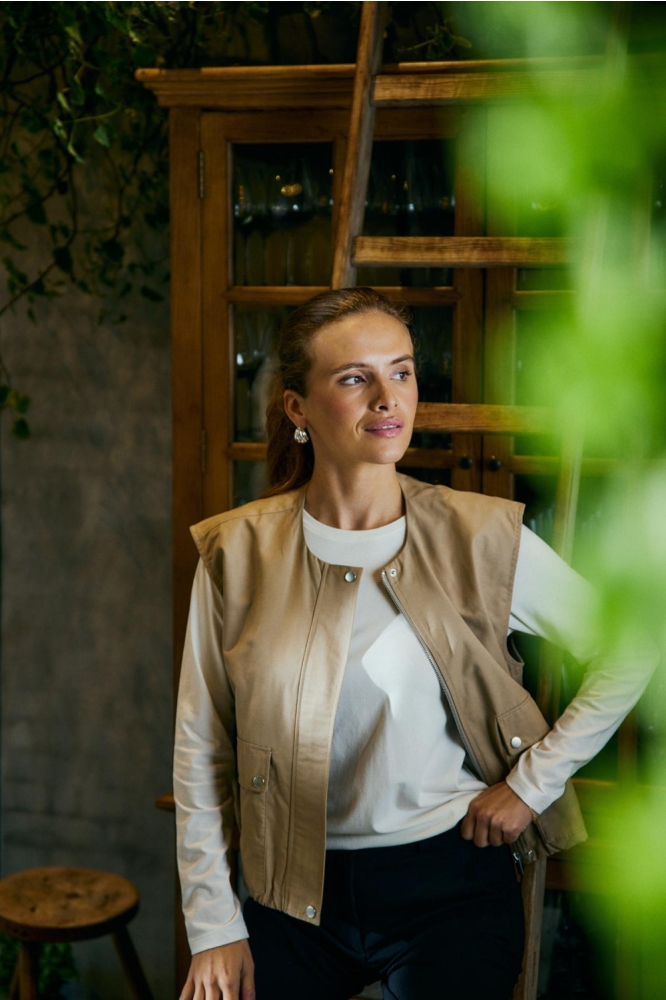 Freequent camel dames gilet | Sfeerbeeld, In situatie